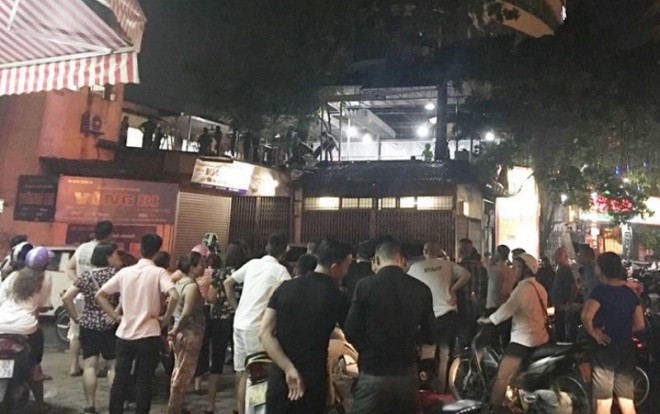 Khống chế nam thanh niên say rượu đâm vào bụng người dân rồi leo lên mái nhà cố thủ Ảnh 2