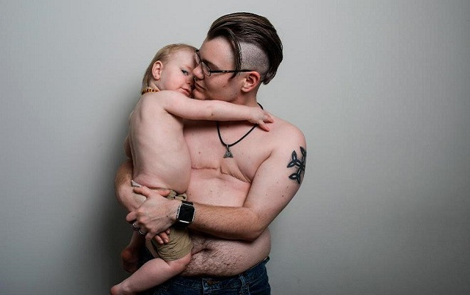 Người đàn ông chuyển giới tự sinh nở và cho con bú Ảnh 2