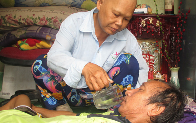 Chuyện cảm động về người vợ ung thư rụng hết tóc, ước mong ngày cuối đời có một bữa no cùng chồng bại liệt Ảnh 2