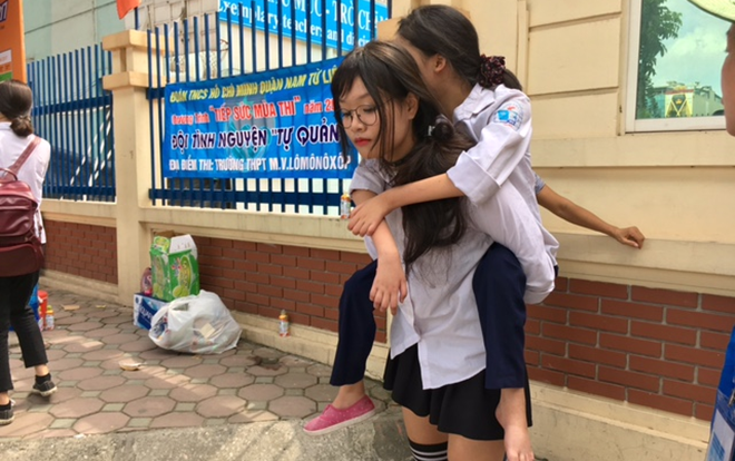 Mỗi mùa thi đại học đi qua là những lần để lại biết bao câu chuyện đẹp về tình người Ảnh 2