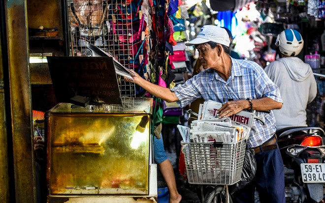 Ông chú đạp xe bán báo cuối cùng ở Sài Gòn và chuyện tình yêu dung dị của đôi vợ chồng bên sạp báo vỉa hè Ảnh 2