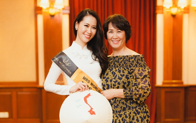 Cảm động hình ảnh mẹ Dương Thùy Linh hộ tống và chăm sóc con gái đi thi Mrs Worldwide Ảnh 2