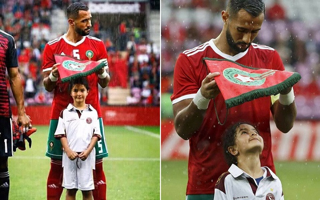 Loạn nhịp trước hành động dùng cờ hiệu che mưa cho bé gái của 'sư tử đầu đàn' đội tuyển Morocco Ảnh 2