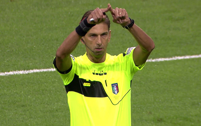 Giải mã động tác ra hiệu của các trọng tài khi muốn dùng công nghệ V.A.R tại World Cup 2018 Ảnh 2