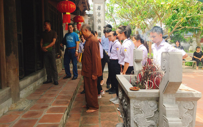 Ngày mai bắt đầu thi THPT Quốc gia, hôm nay sĩ tử vẫn nườm nượp đến đền cầu may Ảnh 2