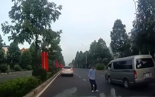 Đứng tim với cảnh nam thanh niên lao đầu vào ô tô đòi tự tự Ảnh 2