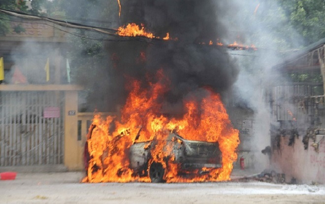 Lùi xe bất cẩn, ô tô bị ngọn lửa thiêu rụi trong nháy mắt Ảnh 2