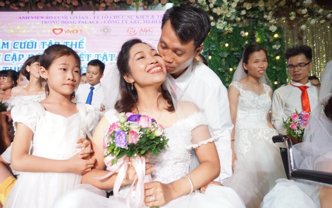 Xúc động khoảnh khắc 41 cặp đôi khuyết tật trao nhau nụ hôn hạnh phúc trong đám cưới tập thể Ảnh 2