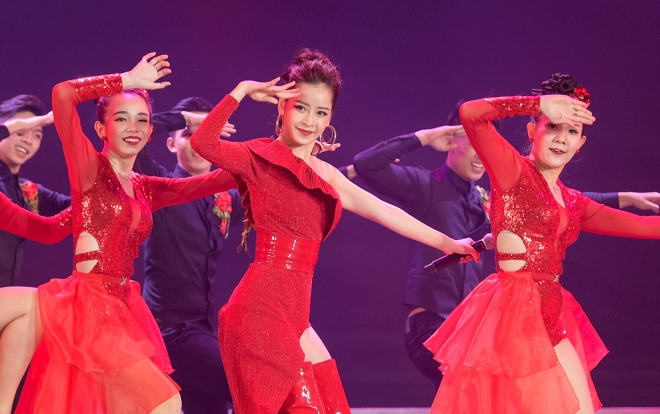 Chi Pu mang 'Đóa hoa hồng' đỏ rực rỡ sân khấu Chung khảo 'Hoa hậu Việt Nam 2018' Ảnh 2