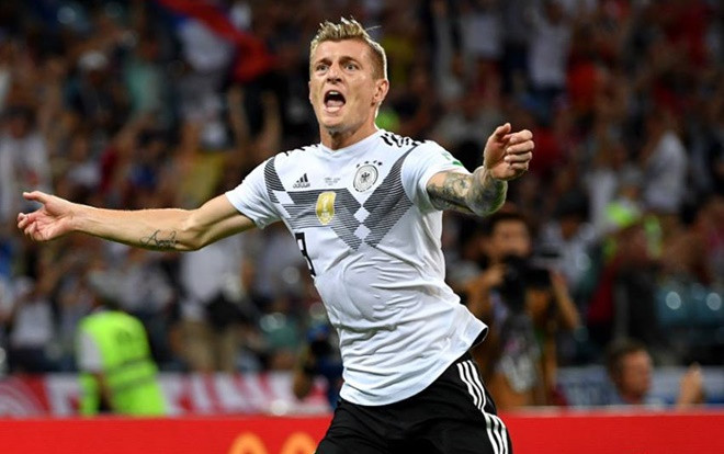 Đức thắng ngược Thụy Điển trong thế 10 người: Cả thế giới ngã mũ trước tinh thần Đức! Ảnh 2