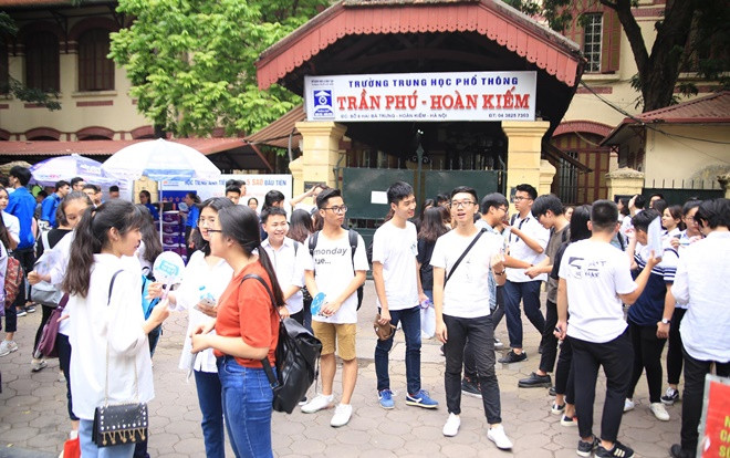 Chiều nay gần 1 triệu sĩ tử cả nước cùng đến trường nghe phổ biến quy chế và làm thủ tục dự thi THPT quốc gia Ảnh 2