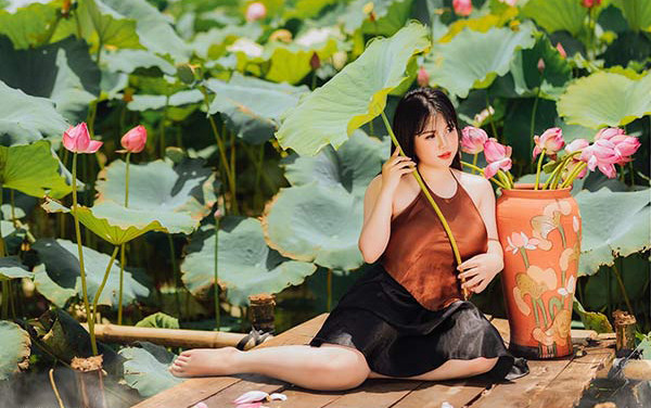 Thiếu nữ có vòng 1 'khủng' 110cm bất ngờ tung ảnh áo yếm lưng trần gợi cảm bên sen Ảnh 2