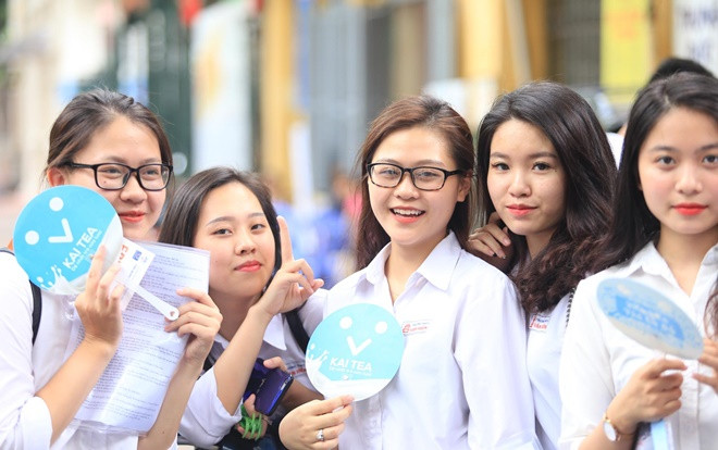 Nhân ngày làm thủ tục dự thi THPT quốc gia, dân tình choáng ngợp phát hiện 'bầu trời' trai xinh gái đẹp ở các trường nổi tiếng Ảnh 2