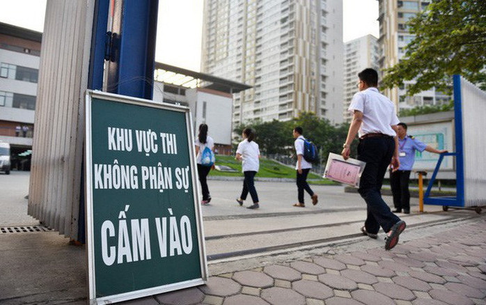 Giám thị được yêu cầu… không mặc váy khi coi thi(?) Ảnh 2