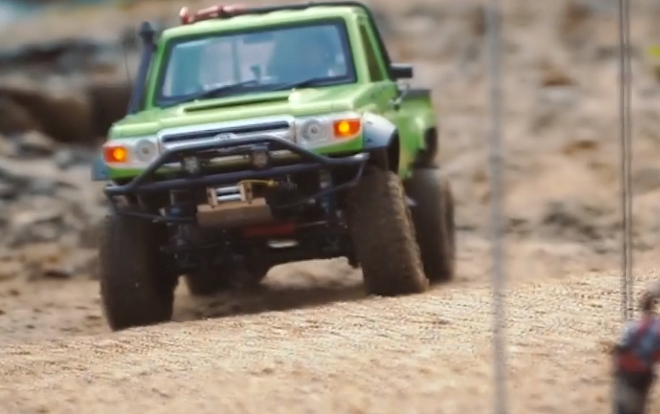 Thú chơi ôtô địa hình điều khiển bên sông Hồng Ảnh 2