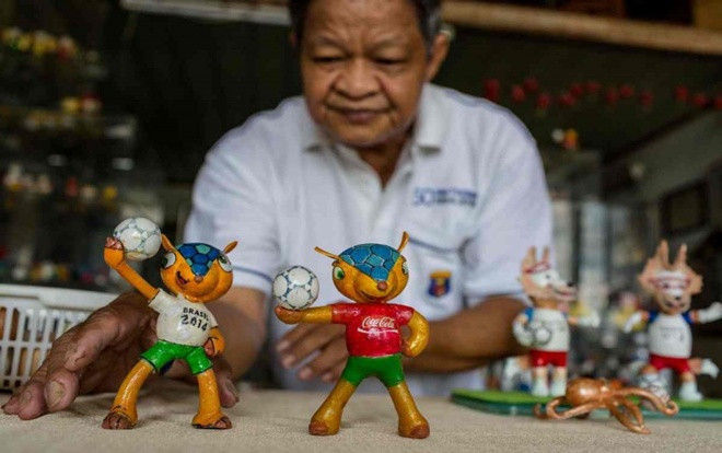 Người đàn ông Việt Nam tự tay làm linh vật World Cup từ vỏ trứng trên báo nước ngoài Ảnh 2