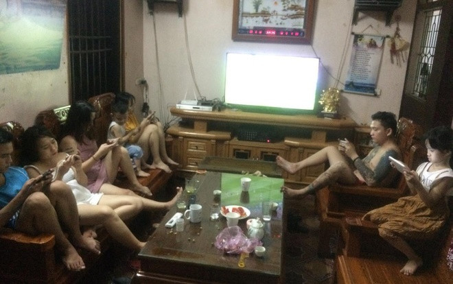 Bức ảnh cả nhà quây quần xem World Cup nhưng không ai nhìn tivi khiến cộng đồng mạng bàn tán xôn xao Ảnh 2