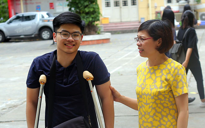 Thí sinh đặc biệt dự thi THPT quốc gia: Dù phải chống nạng nhưng vẫn mỉm cười, tự tin giành điểm cao với môn Văn Ảnh 2