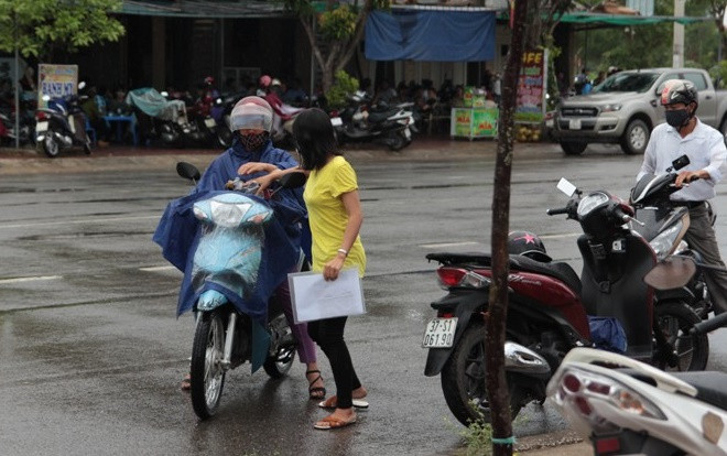 Mưa nặng hạt, nhiều thí sinh miền Trung đến muộn trong ngày đầu tiên kỳ thi THPT quốc gia Ảnh 2
