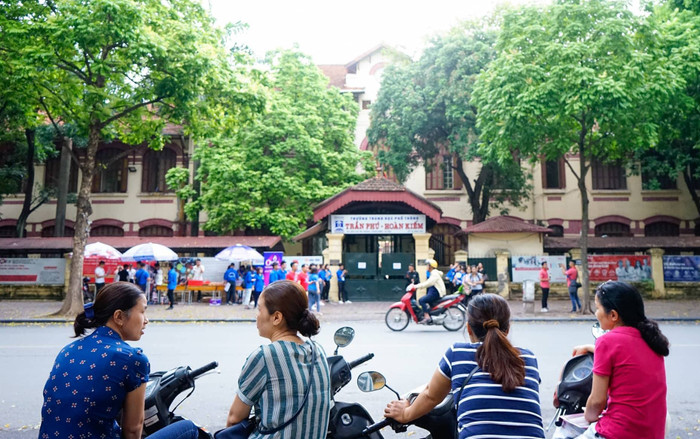 Trường thi gần đến thế nhưng phụ huynh vẫn ở lại ngóng chờ con, có những ngày này mới hiểu thêm tấm lòng cha mẹ Ảnh 2