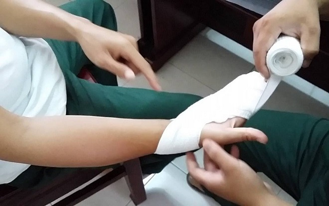 Thí sinh thi THPT QG là cảnh sát cơ động, bị thương ở tay, phải nhờ cán bộ coi thi chép bài hộ Ảnh 2