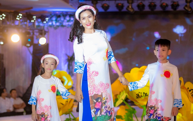 Chị Nguyệt ‘Phía trước là bầu trời’ bất ngờ diễn thời trang cùng hai con yêu Ảnh 2