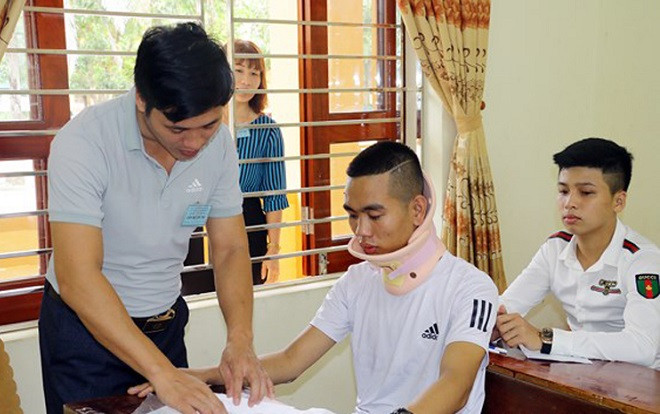 Bị tai nạn xe máy, cổ đeo nẹp không thể cử động thí sinh vẫn tham dự kỳ thi THPT Quốc gia Ảnh 2