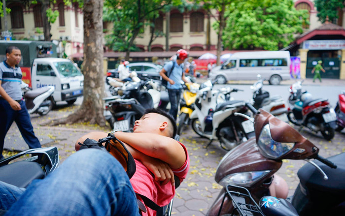 Những khoảnh khắc đẹp phía sau cánh cổng trường trong ngày thi đầu tiên của kì thi THPT Quốc gia 2018 Ảnh 2