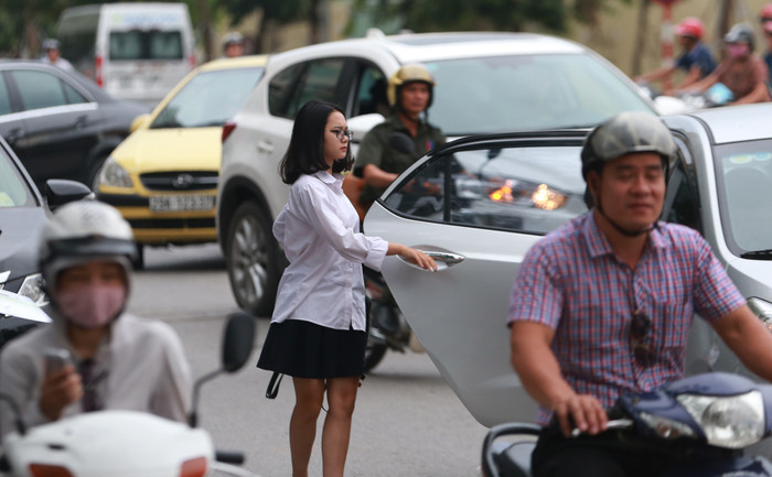 Hàng loạt thí sinh được 'cưỡi' xe sang đi thi THPT quốc gia 2018 Ảnh 2