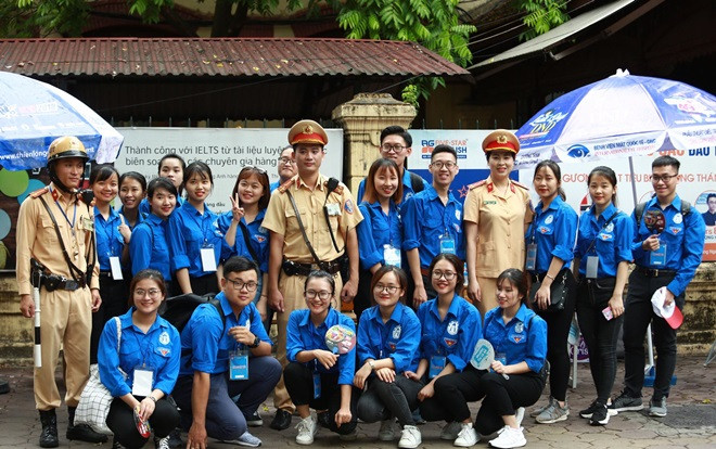 Sĩ tử đến sớm trước giờ 'G' cả tiếng, tình nguyện viên tranh thủ chụp ảnh cùng CSGT trước khi vào thi môn Toán THPT quốc gia Ảnh 2