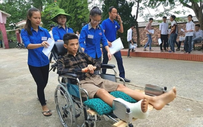Đội tình nguyện đi gần 10km đưa thí sinh bị gãy chân đến điểm thi Ảnh 2