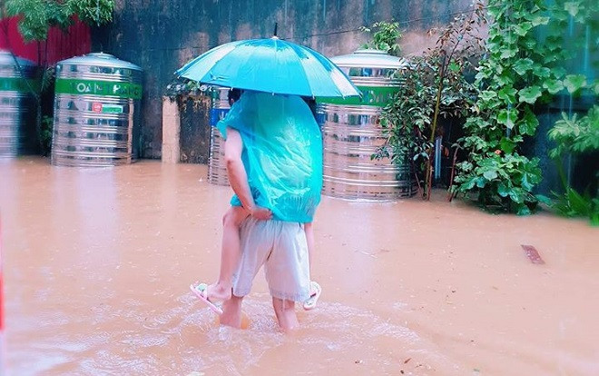 Xúc động hình ảnh bố cặm cụi cõng con gái lội qua con đường ngập nước để đến điểm thi Ảnh 2