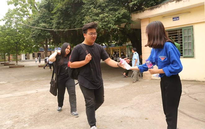 Sinh viên tình nguyện mùa thi THPT quốc gia - Nỗi lòng người vất vả vì sĩ tử nhưng vẫn bị chê không tiếc lời Ảnh 2