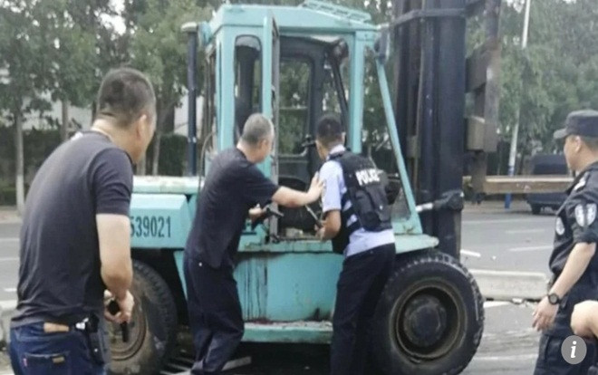 Cảnh sát Trung Quốc bắn chết tài xế lái xe 'điên' lao vào đám đông Ảnh 2