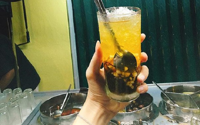 Giữa cơn lốc trà sữa, Sài Gòn vẫn có một xe chè Tàu 60 năm, mỗi đêm bán trăm ly Ảnh 2