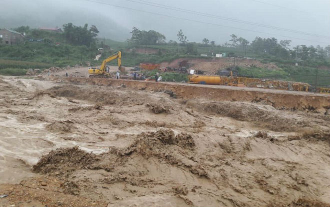 Mưa lũ kinh hoàng ở miền núi phía Bắc: Người thân khóc trong vô vọng, dầm mưa nhấc từng khúc gỗ tìm thi thể nạn nhân Ảnh 2