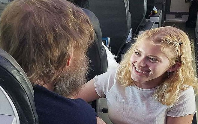 'Thiên thần' khụy gối trò chuyện cùng người đàn ông khuyết tật suốt 6 tiếng lay động dân mạng Ảnh 2