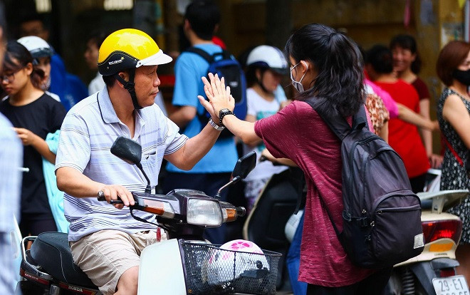 Khoảnh khắc dễ thương siêu cấp của ông bố đập tay 'truyền công lực' cho con gái trước giờ thi Ảnh 2