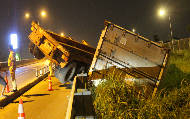 Xe container cày nát dải phân cách rồi lật nhào trên cao tốc Ảnh 2