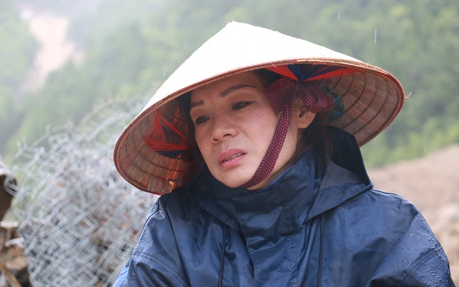 Người phụ nữ có chồng bị nước lũ cuốn trôi: 'Bao giờ mới tìm được chồng cháu đây các bác ơi, đã 3 ngày rồi?' Ảnh 2