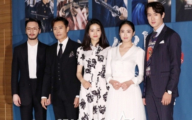 Kim Tae Ri - Kim Min Jung tình tứ, bỏ mặc Lee Byung Hun tại họp báo bom tấn Hàn Quốc 'Mr. Sunshine' Ảnh 2