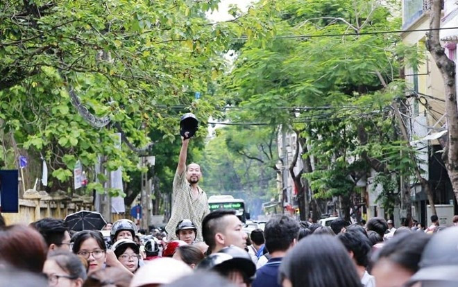 'Con ơi, bố ở đây' - Bức ảnh ông bố vượt lên biển người để đón con sau buổi thi gây xúc động mạnh Ảnh 2