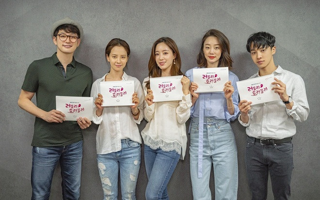 Song Ji Hyo - Park Shi Hoo giản dị, Eun Jung - Lee Kikwang đẹp rạng ngời đọc kịch bản 'Lovely Horribly' Ảnh 2