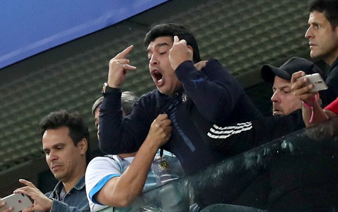 Maradona gây bức xúc khi văng tục, chửi thề và giơ ‘ngón tay thối’ Ảnh 2