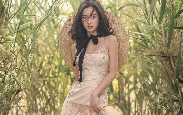 Jun Vũ đội nón to cả mét, kéo cao váy hết cỡ mà không hề dung tục Ảnh 2