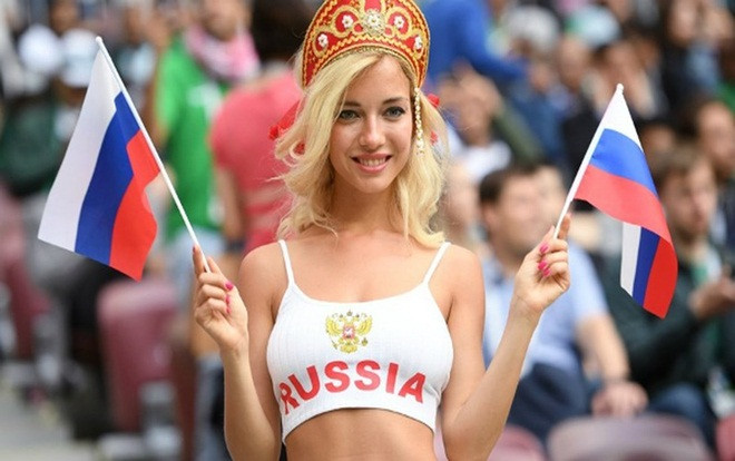 Fan nữ 'nóng bỏng nhất' World Cup phủ nhận đóng phim khiêu dâm Ảnh 2
