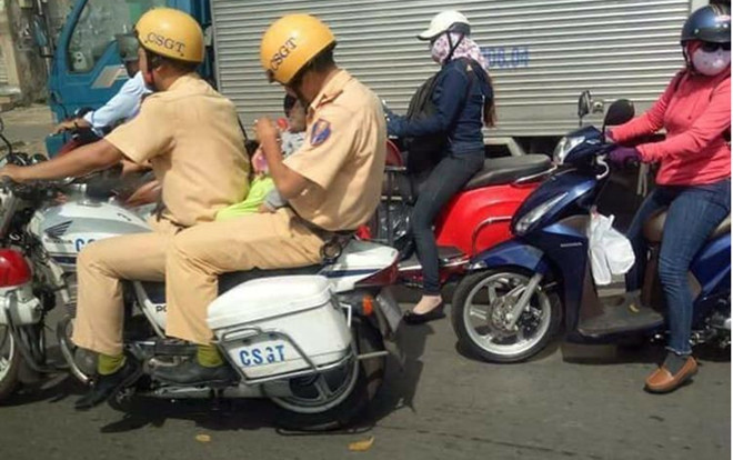 Bé trai được CSGT vượt 'rừng người' đưa đi cấp cứu đã ổn định sức khỏe, được cho về nhà chăm sóc Ảnh 2