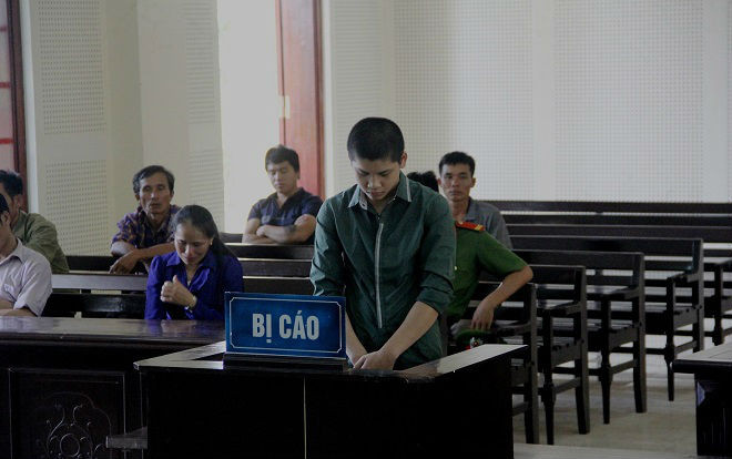 Bán trâu đền bù cho gia đình nạn nhân, người mẹ bật khóc khi con trai 16 tuổi vẫn lĩnh án Ảnh 2