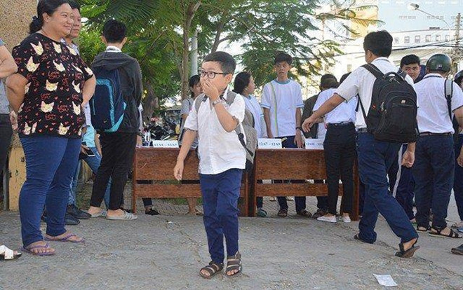 Sĩ tử 'mini' 18 tuổi bụ bẫm xinh trai, cao tròn 1 mét đi thi THPT Quốc gia Ảnh 2