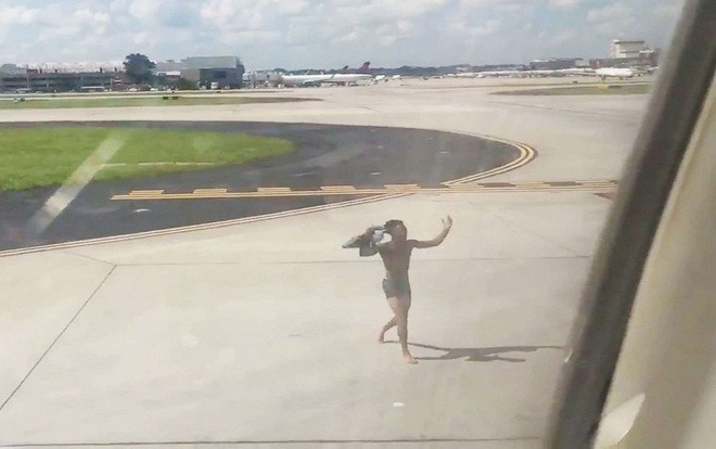 Nam thanh niên cởi đồ, nhảy lên cánh máy bay làm náo loạn đường băng Ảnh 2